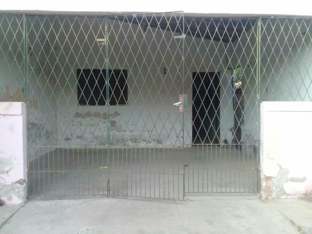 Vende -se uma casa com garagem, sala ampla, 3 quantos, cozinha ampla 1 banheiro e quintal
