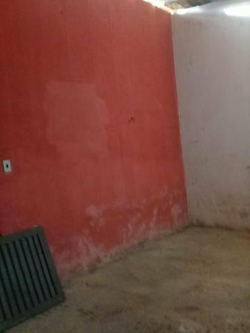 Vende -se uma casa com garagem, sala ampla, 3 quantos, cozinha ampla 1 banheiro e quintal - Foto 4