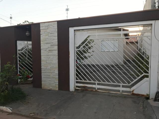 Casa com churrasqueira,cozinha planejada em terreno de 200m2 - Foto 2