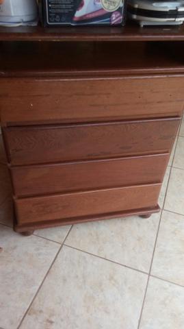 Vende se uma cómoda de madeira c 4gavetas usada