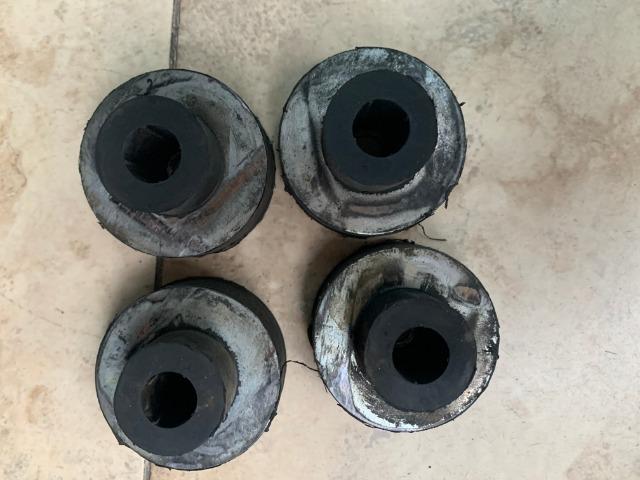 Suporte do radiador iveco 35s14 original cada 40 reais - Foto 2