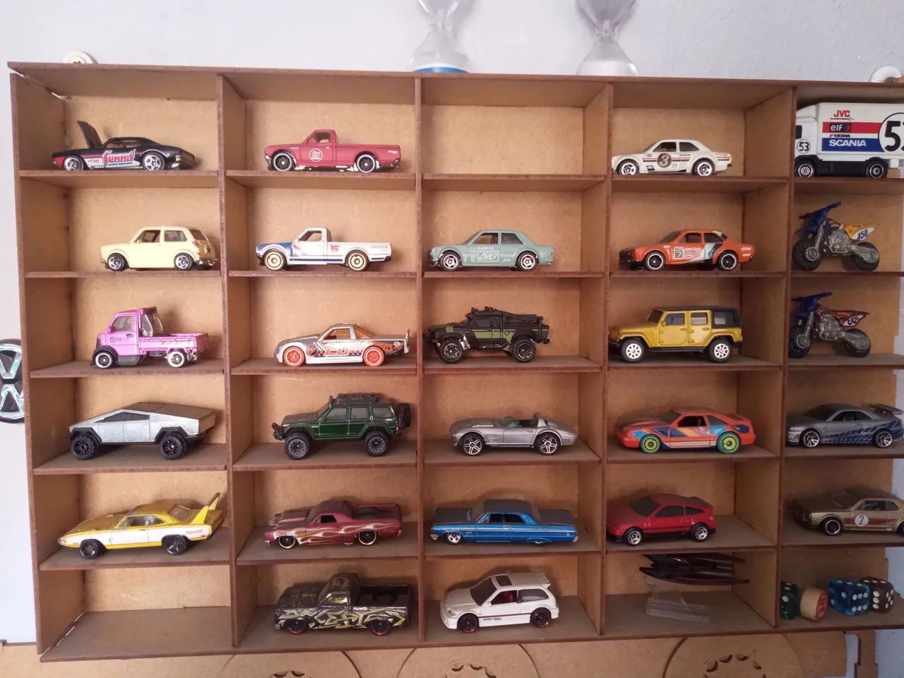 Lote com 28 carrinhos hot Wheels 