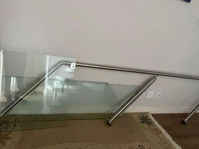 Corrimão de vidro com porta