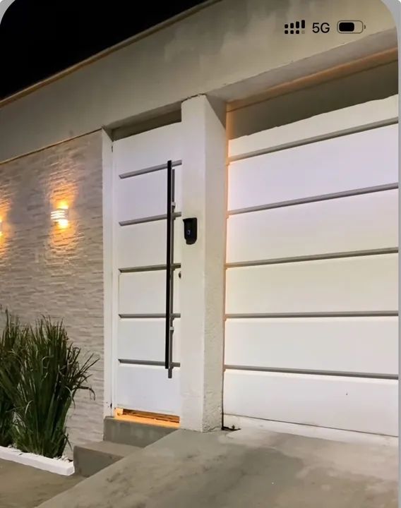 Portões em chapa reforçada com social para garagem.