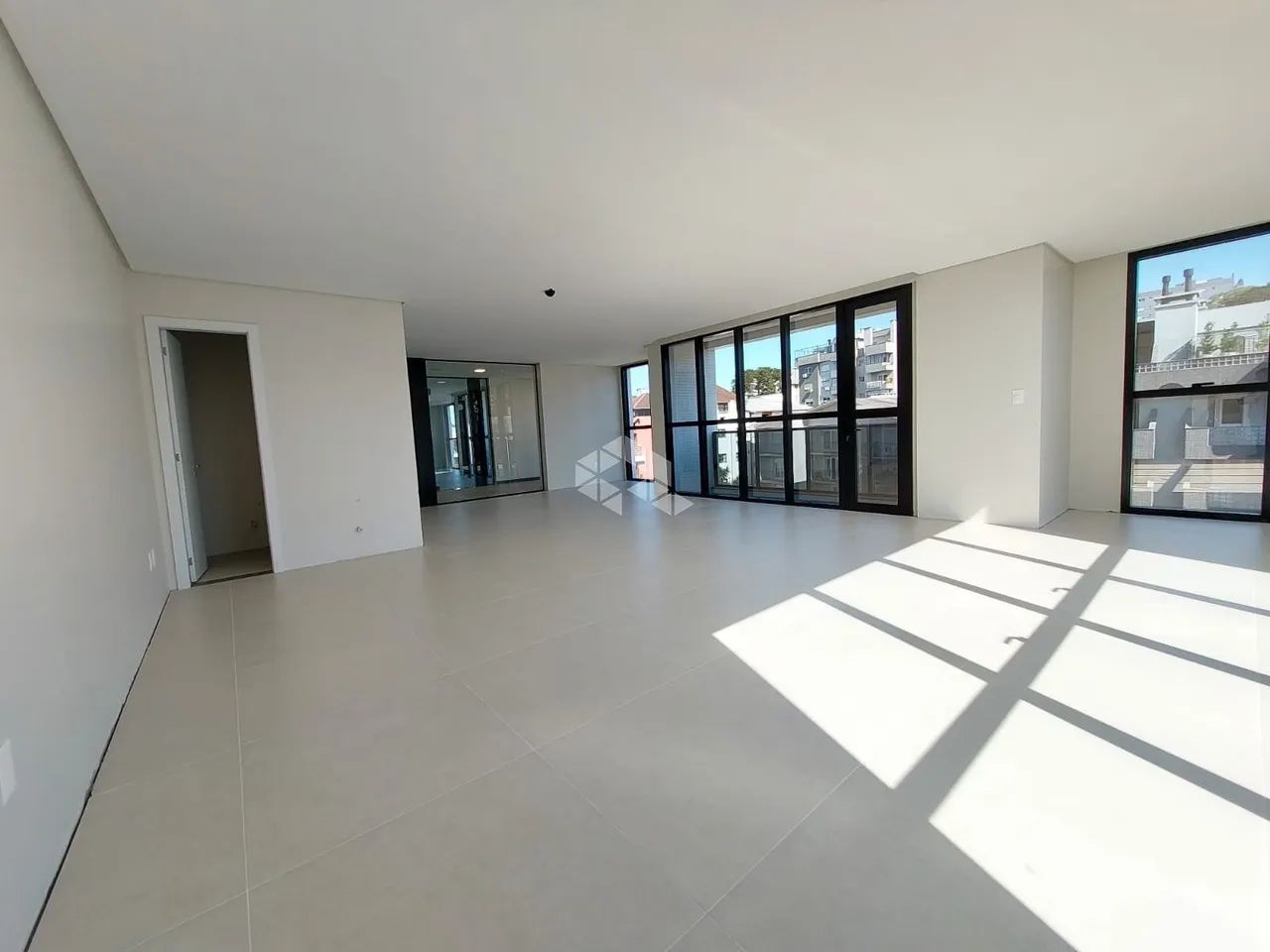 Ampla sala de escritório no centro de Garibaldi com vaga de garagem. - Foto 4