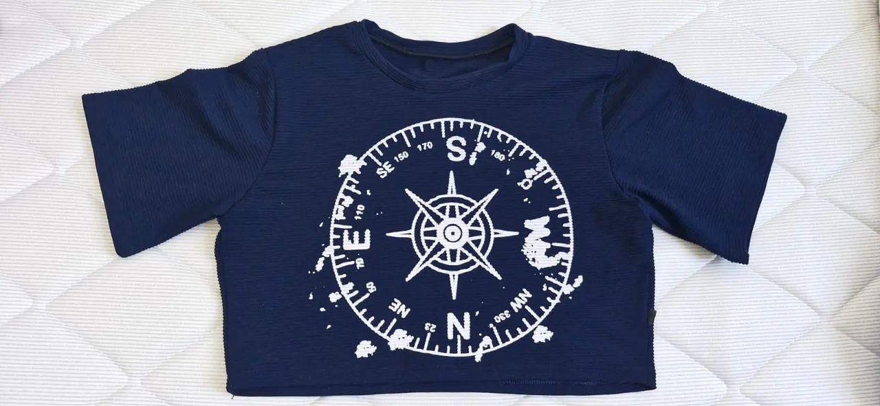 Blusa cropped azul marinho com bússola