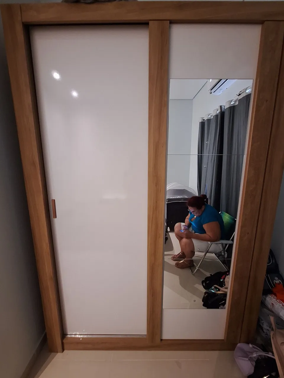Guarda-roupa de correr com espelho