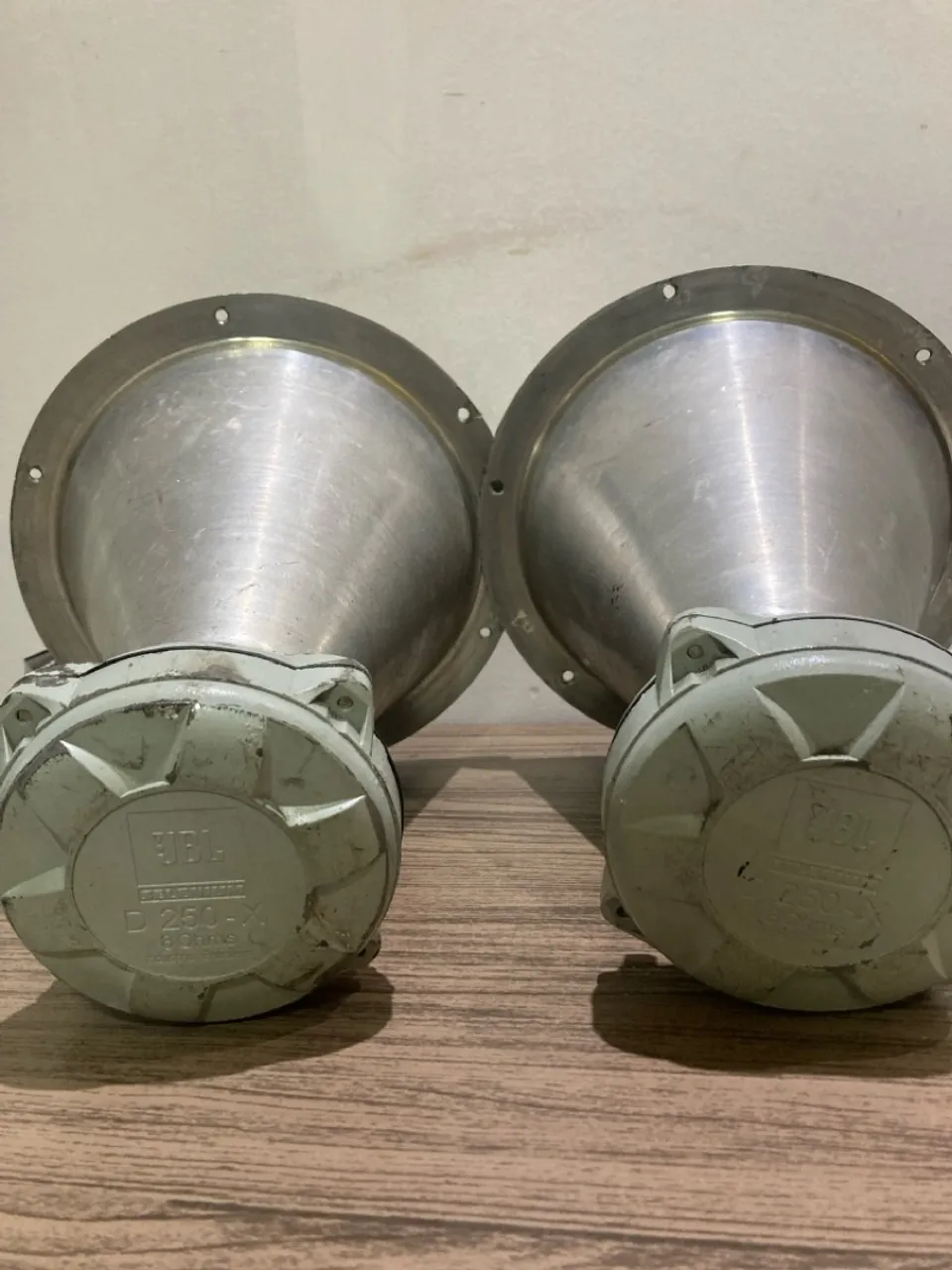 Corneta e jarrão Par JBL D250-x 80hms