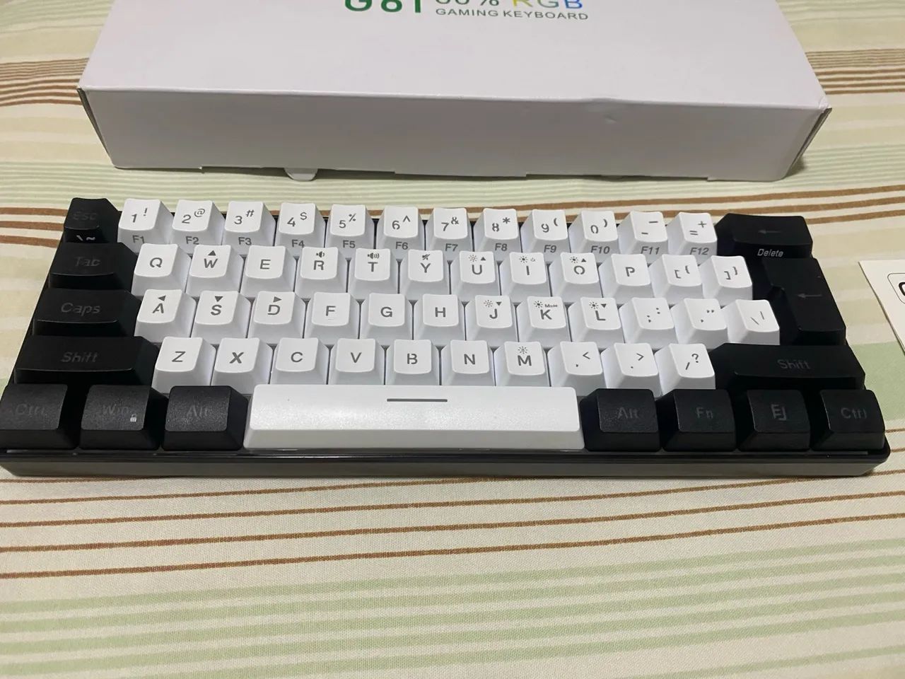 Teclado Gamer Preto e Branco G61 60% RGB - Foto 3