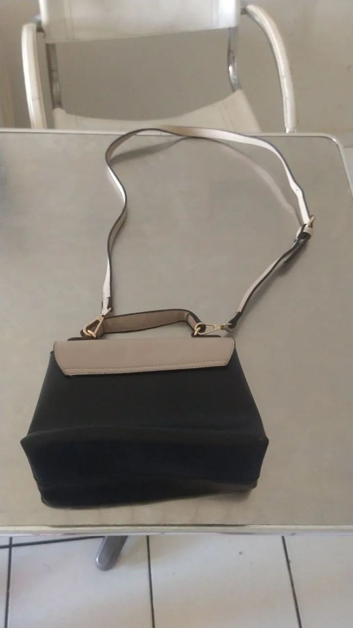 Bolsa de Ombro Elegante com Detalhes em Bege