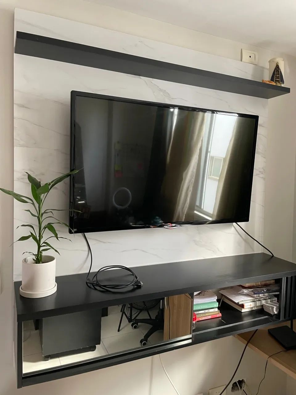 Painel para TV com Prateleira e Nicho