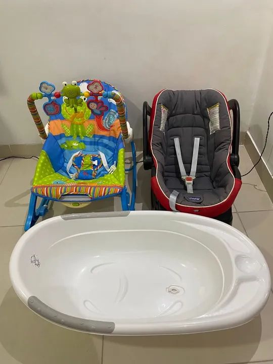 Cadeira de descanso, bebê conforto e banheira.
