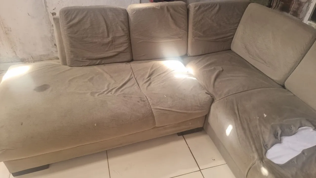 Sofá de canto espaçoso vendo troco