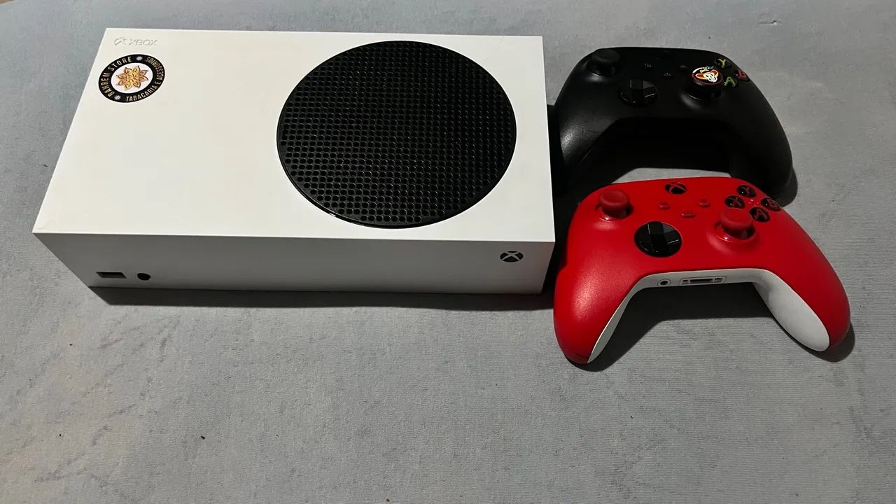 Xbox Series S com 2 Controles