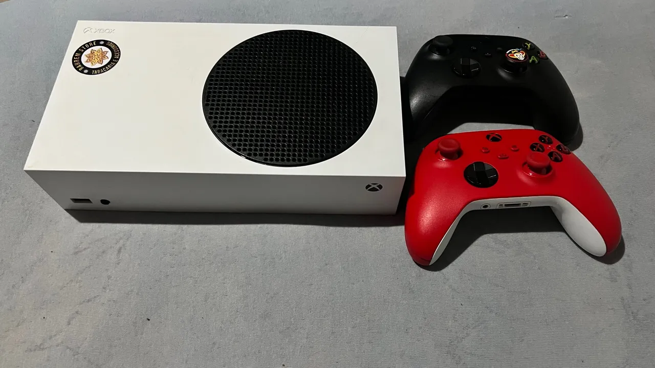 Xbox Series S com 2 Controles