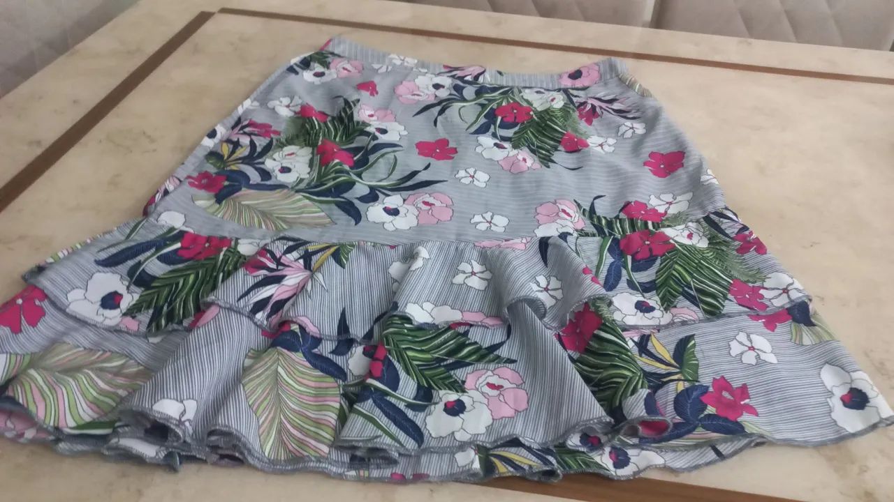 Saia floral com babados