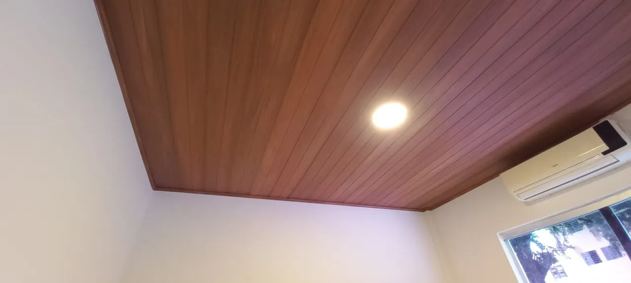 Forro de Teto Decorativo em Madeira