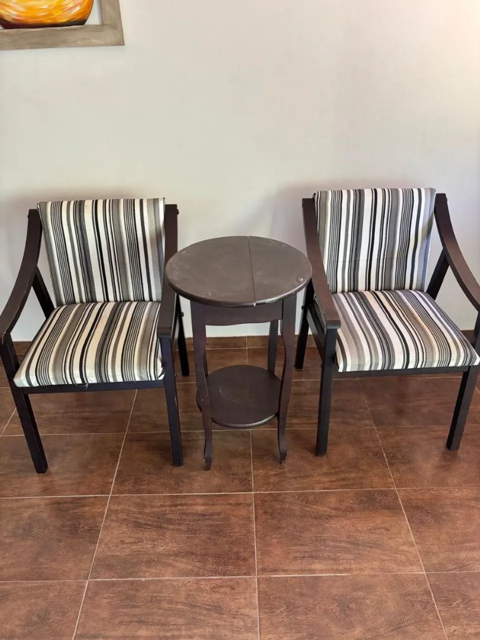 Conjunto de 2 Poltronas e Mesa de Centro