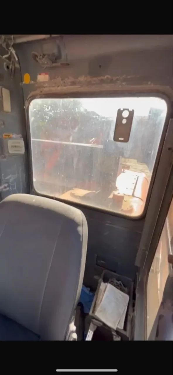 Escavadeira FH 200 -ano 2000- Máquina para Construção - Foto 3