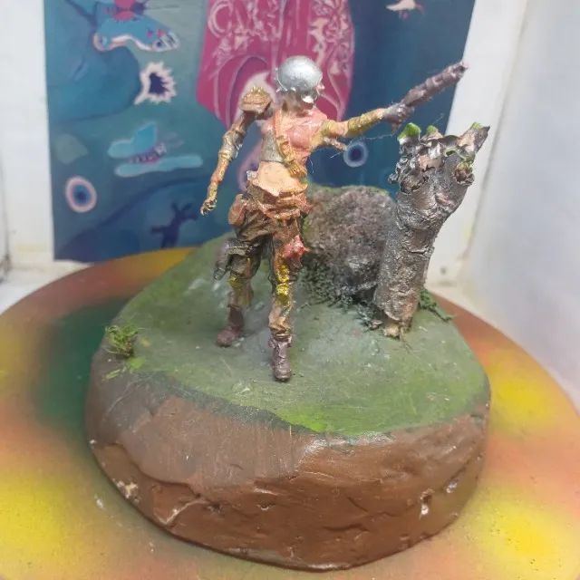 figura futurista sobre base redonda