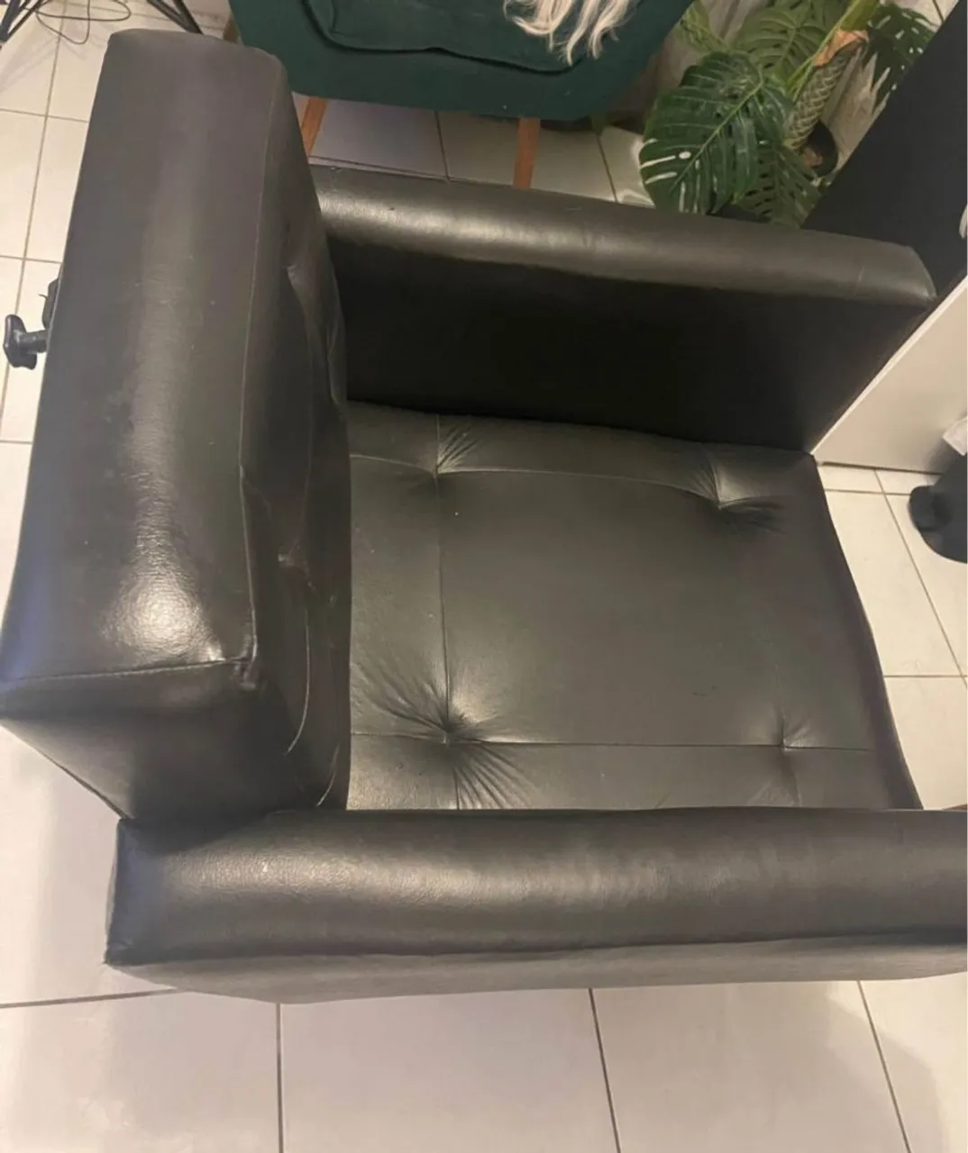 Poltrona Elegante em Couro Preto