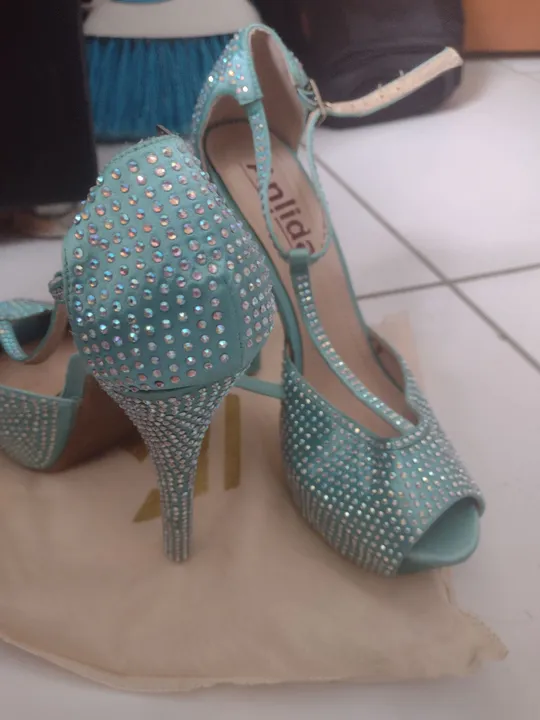 Sandália azul com pedrarias