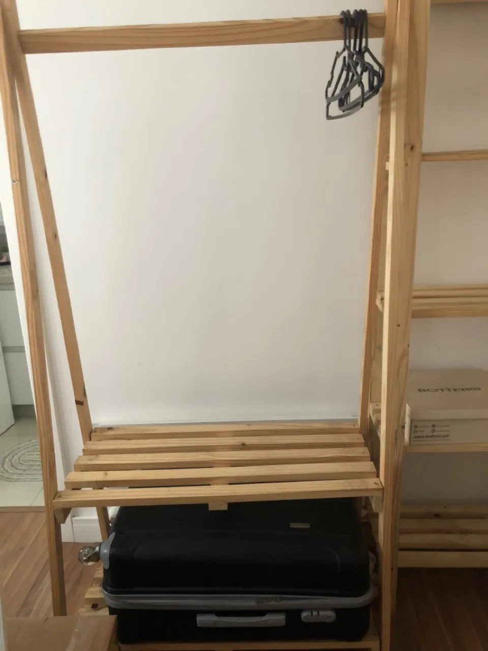 Arara para roupas em pinus
