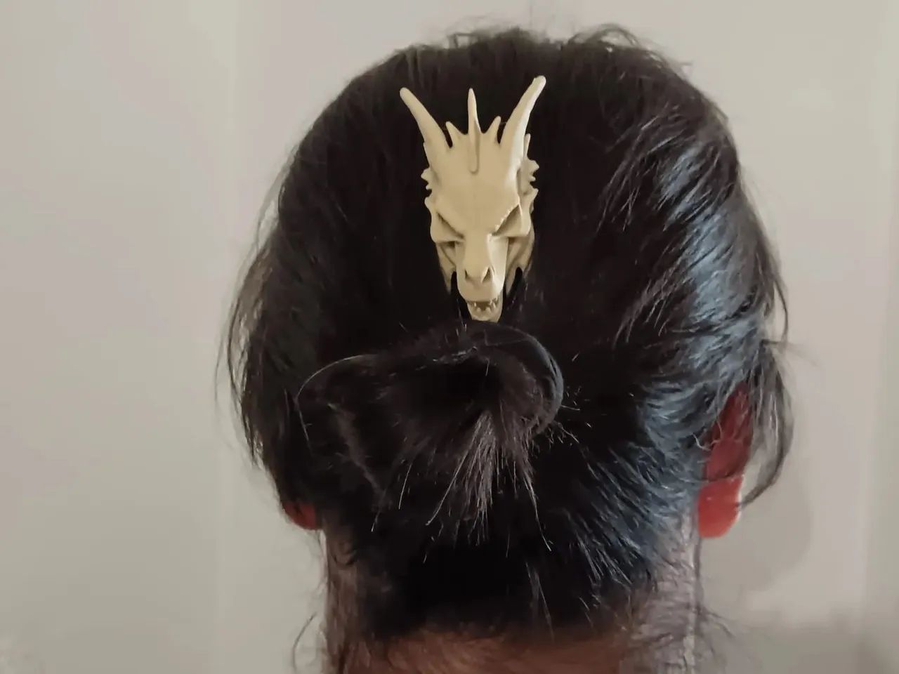 Pente de cabelo com design de crânio e chifres - Foto 5
