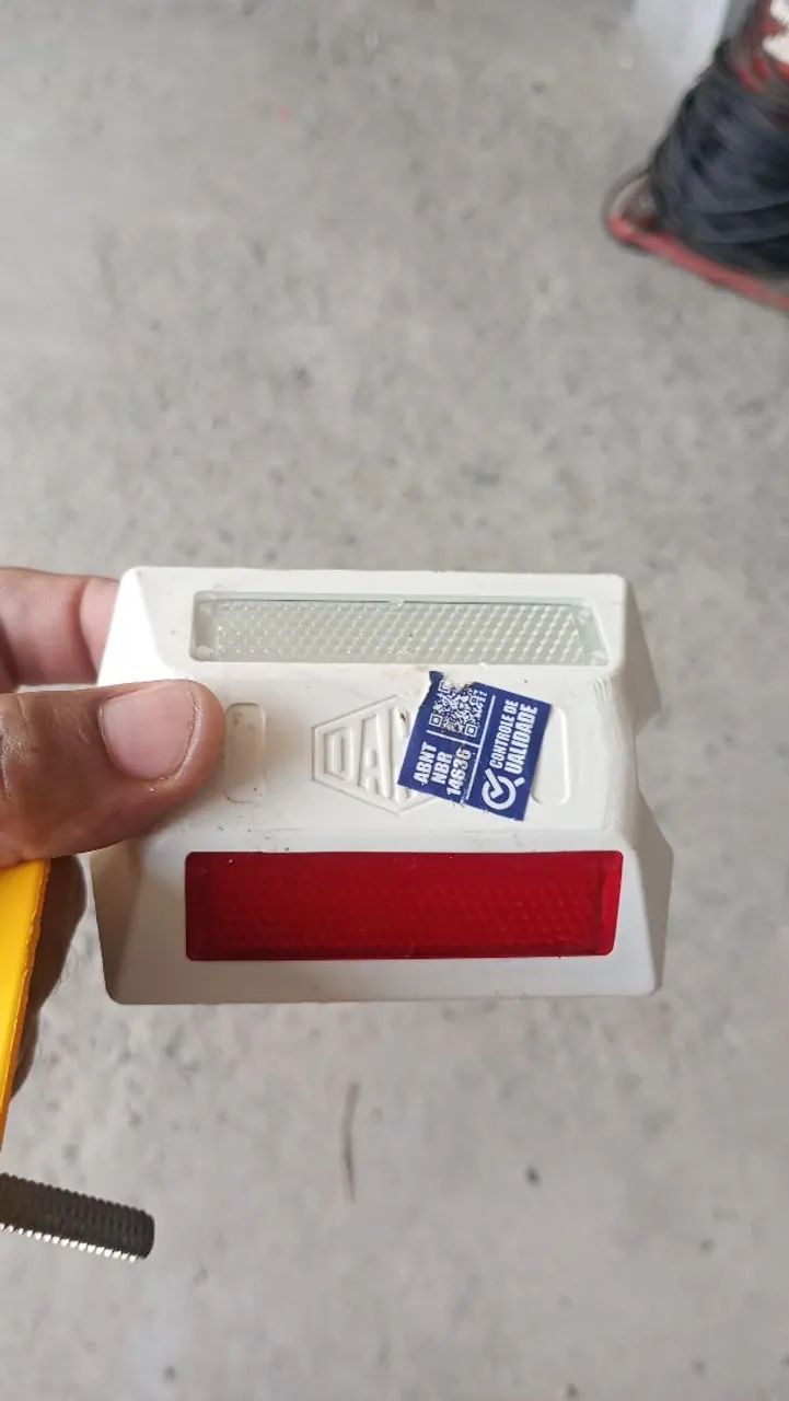 Tachões e tachinhas para sinalização horizontal viária - Foto 4