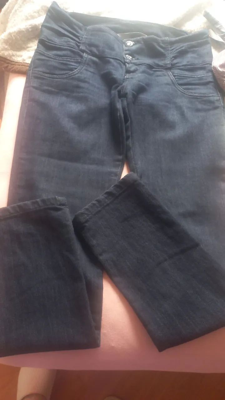 Calça jeans preta tm médio com botões e zíper 