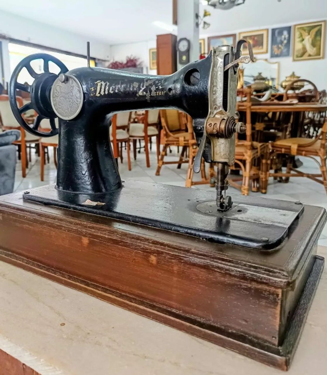 Máquina de costura antiga para decorar ambientes