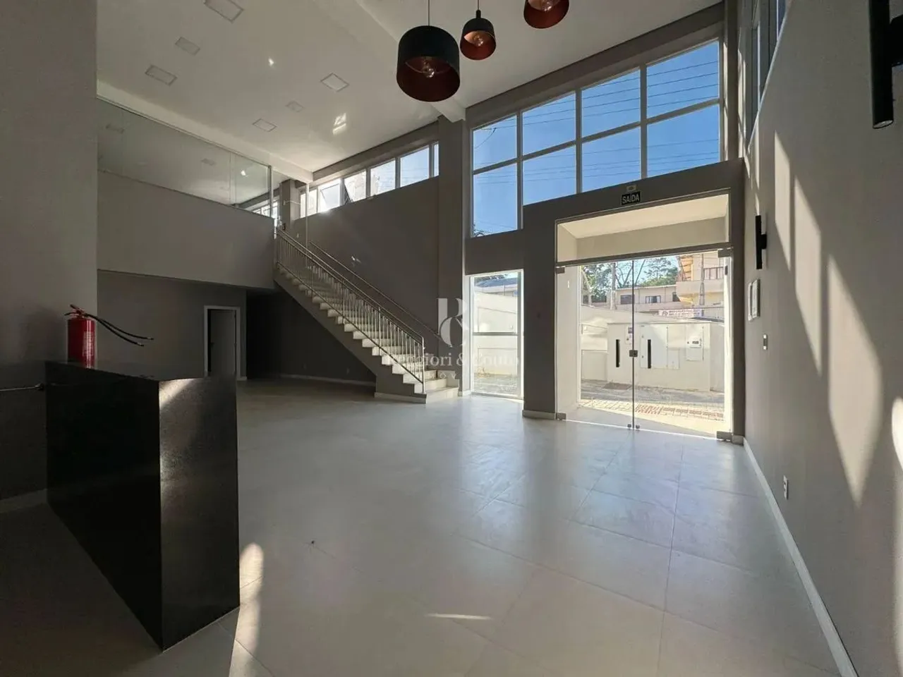 SALA COMERCIAL PARA LOCAÇÃO NO BRAVA HILL PRAIA BRAVA COM 200M²