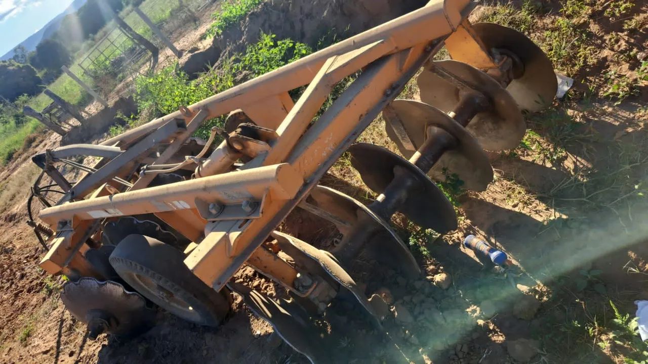 Vende-se grade Aradora pesada