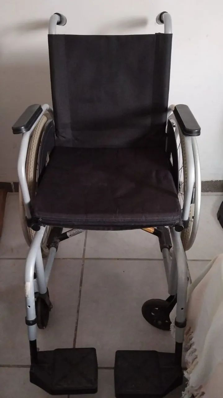 CADEIRA DE RODAS DOBRÁVEL COM RODAS DESPLUGÁVEIS.