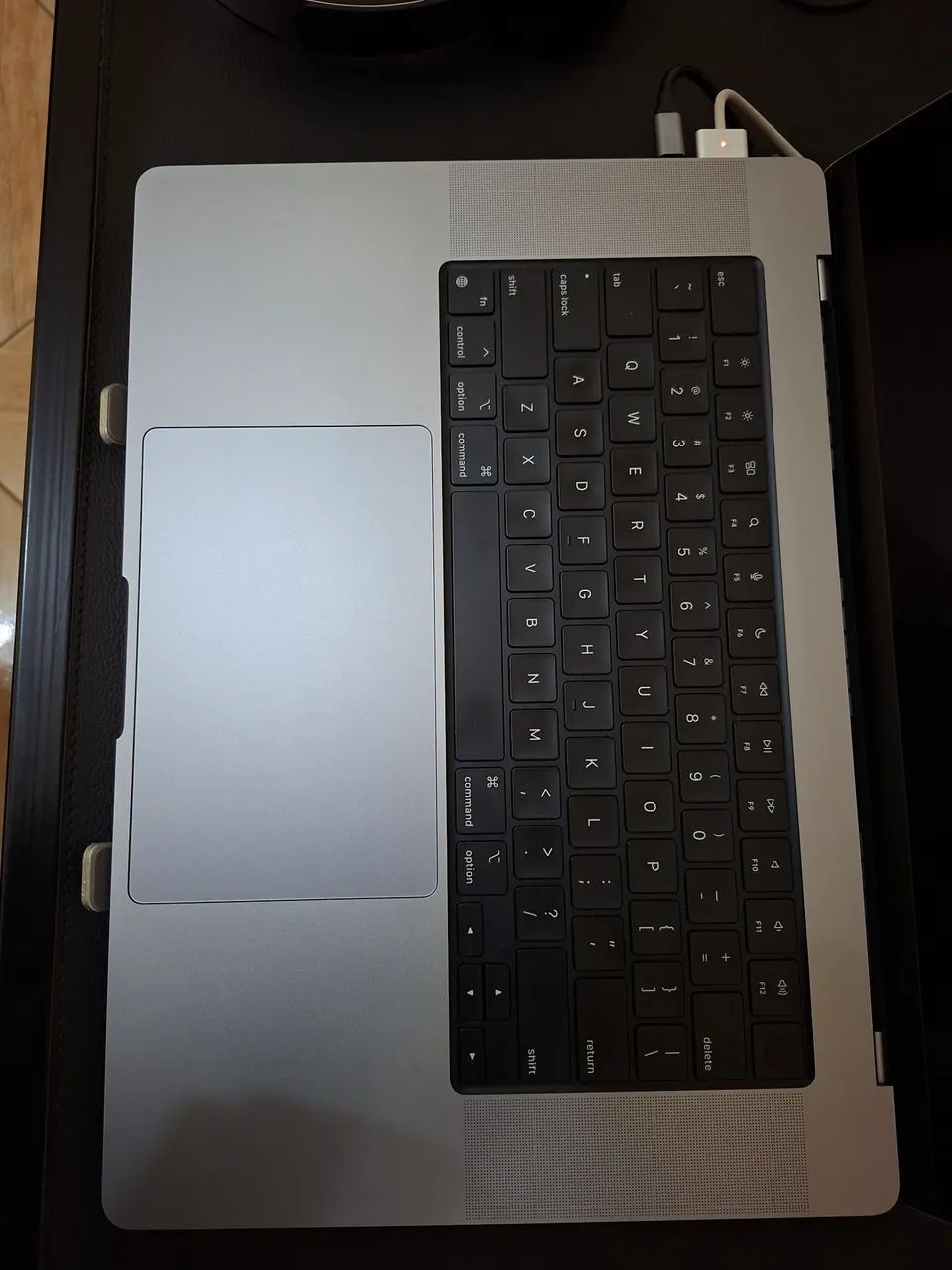 美品MacBookPro 2021 M1/14インチ/16GB/1TB MacBook Pro, Tela 14”, Apple M1 Pro chip, 10‑core CPU, 16‑core GPU