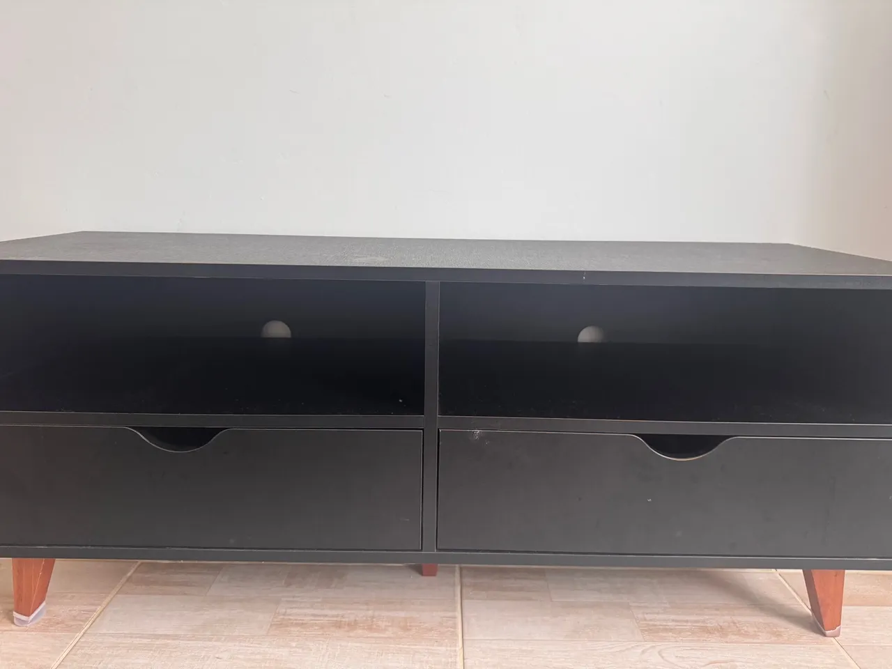 Rack para TV Preto com Gavetas e Pés de Madeira