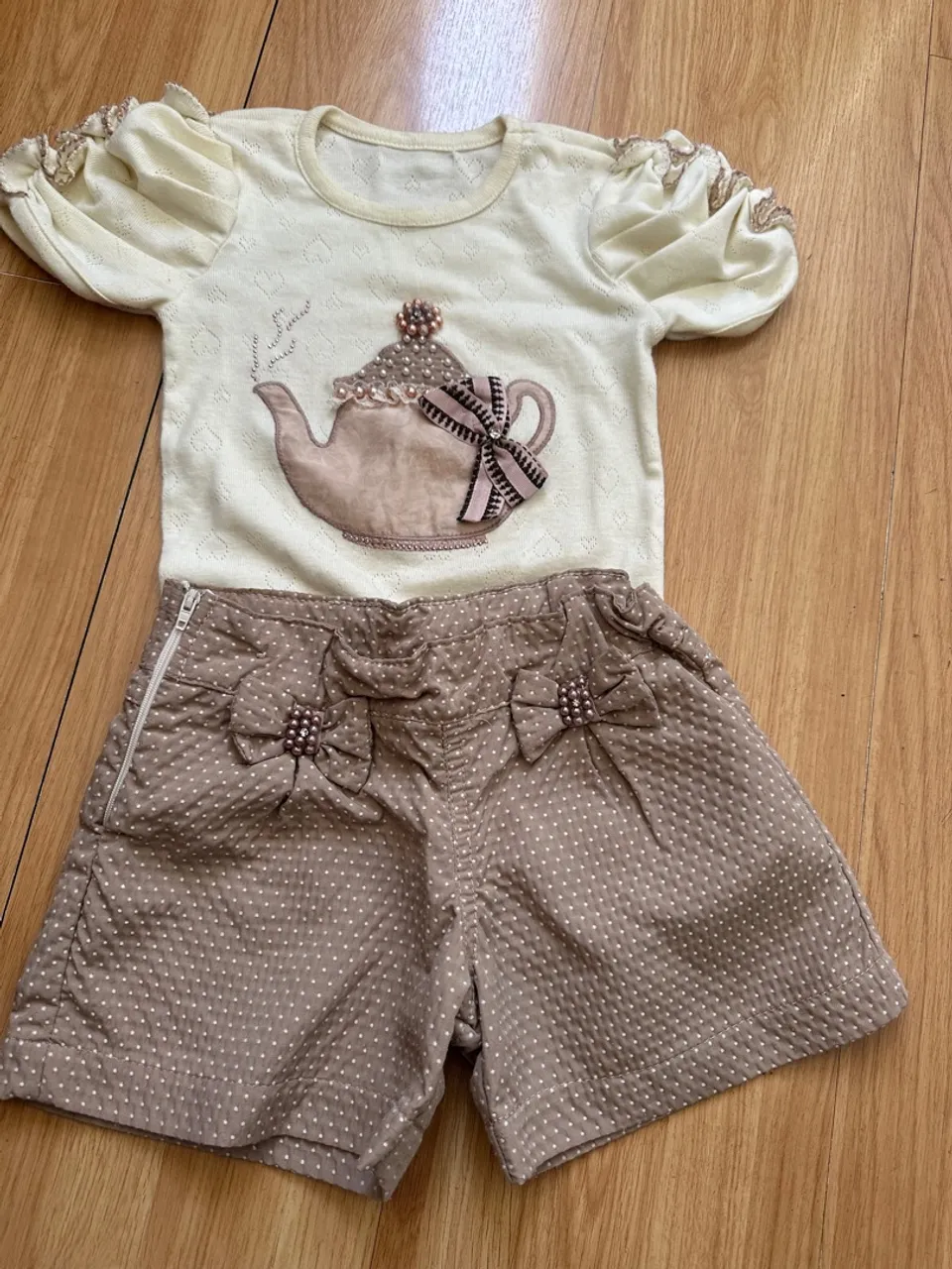 Conjunto infantil charmoso com detalhes de chá