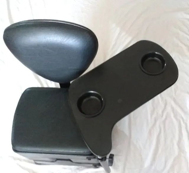 Cadeira de manicure marca Prisme Usinagem. Mesa regulável e lugares para guardar objetos. - Foto 2