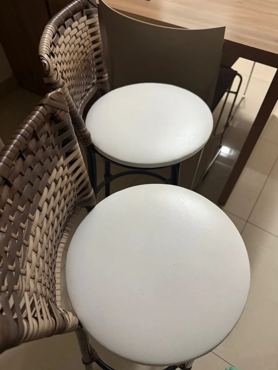 Banquetas altas em bambu e couro
