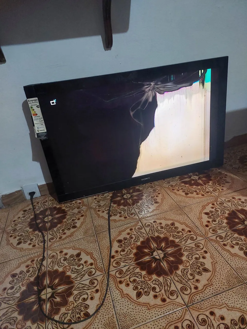 TV Sony com tela danificada