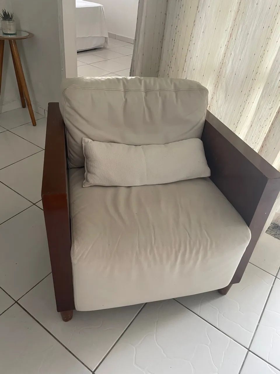 Poltrona de madeira e couro418478667292354560