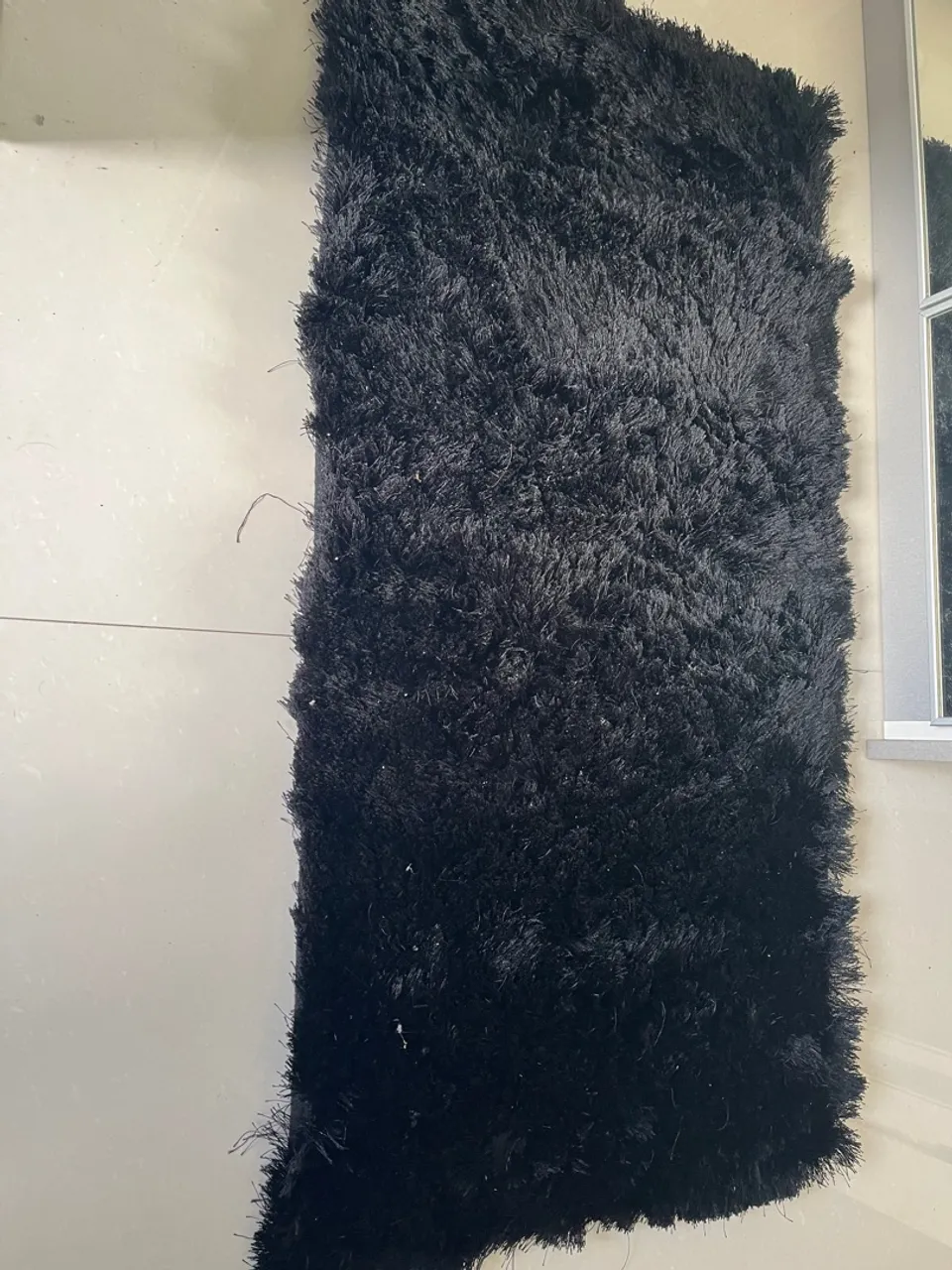Tapete Shaggy Preto Moderno para Sala e Quarto