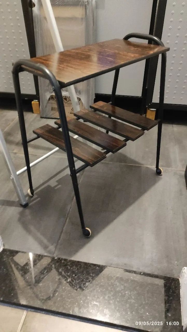 Mesa de apoio em madeira e fórmica antiga com estrutura de ferro e rodízios linda versatil - Foto 5