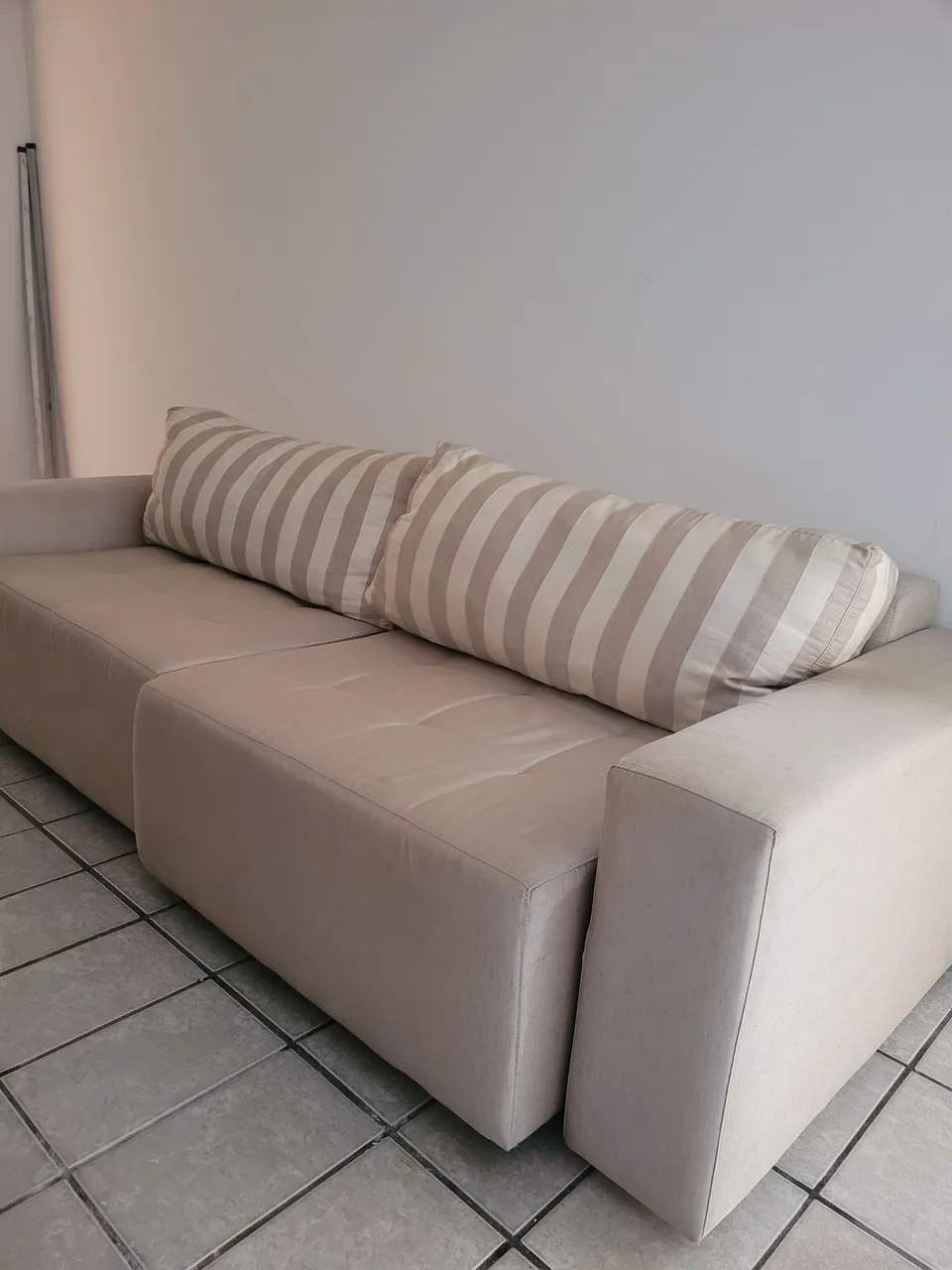 Sofá Modular Bege com 2 Lugares e Almofadas Listradas