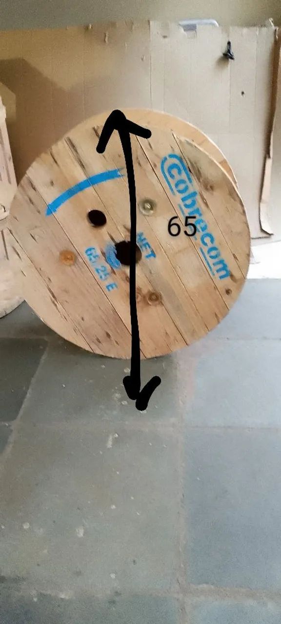 Vendo carretel e palete de madeira