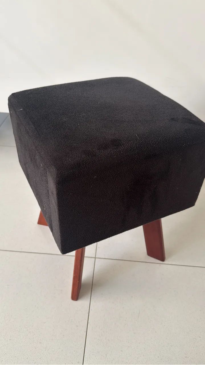 Puf estofado preto 