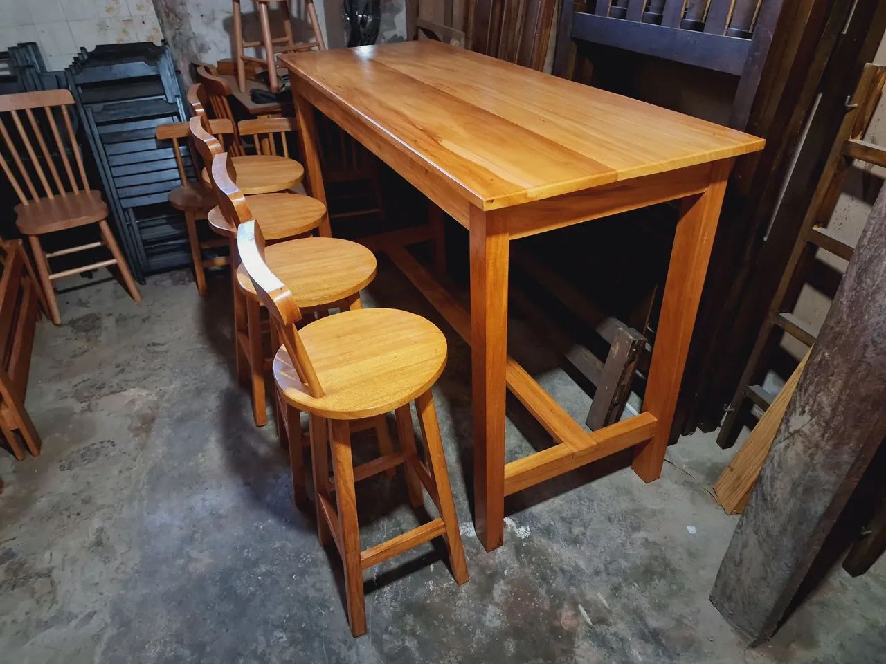 Bancada alta com 6 banquetas de madeira maciça - Foto 3
