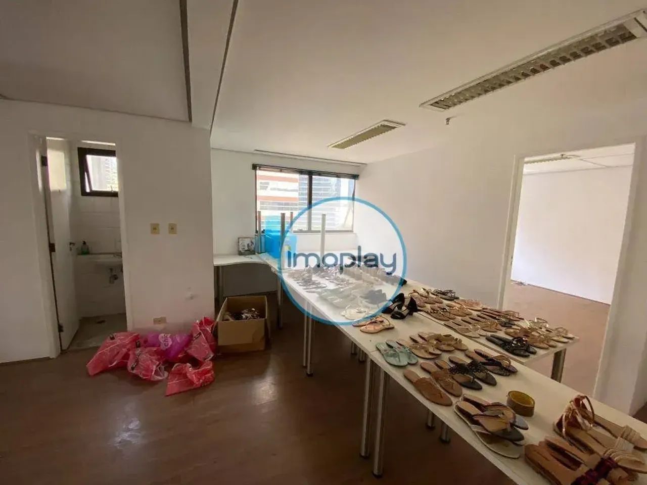Conjunto comercial com 120m², piso laminado e 03 vagas de garagem. - Foto 4
