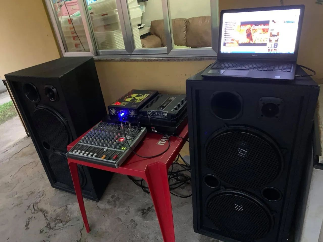 Vendo caixas de som completas com amplificador e mesa de som