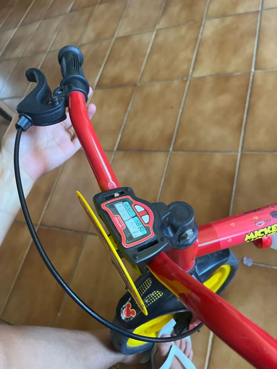 Bicicleta aro 12 Nathor com rodinhas do Mickey Mouse  - Foto 4